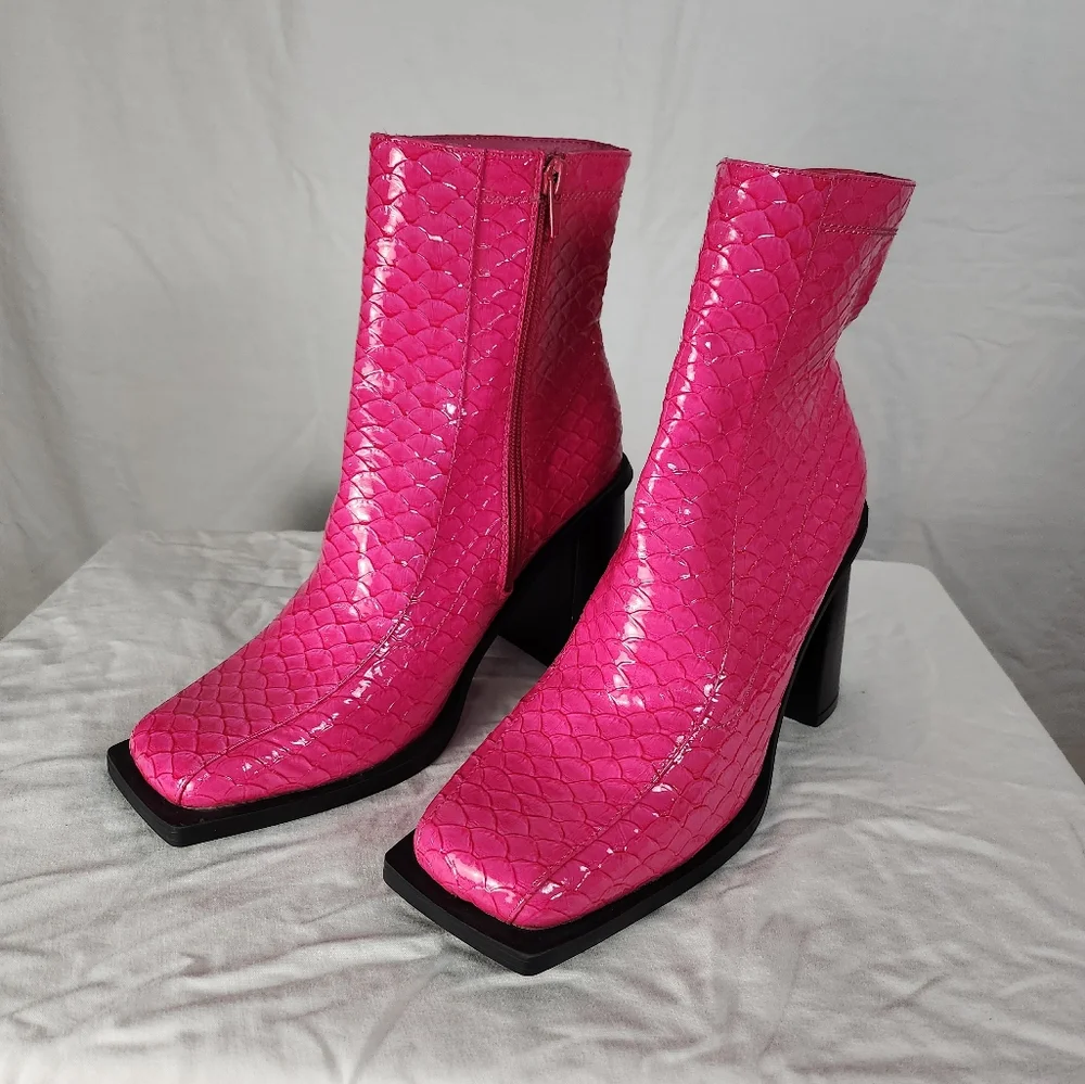 Daisy Street Exclusive heeled boots in pink croc - Picture 2 of 8